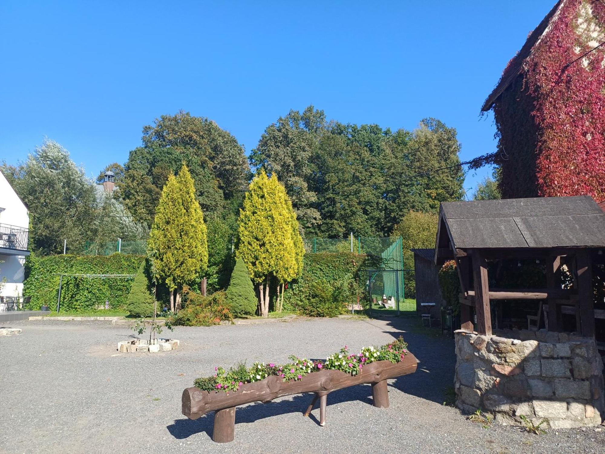 Gosciniec Solan Hotel Jeleniow Екстериор снимка