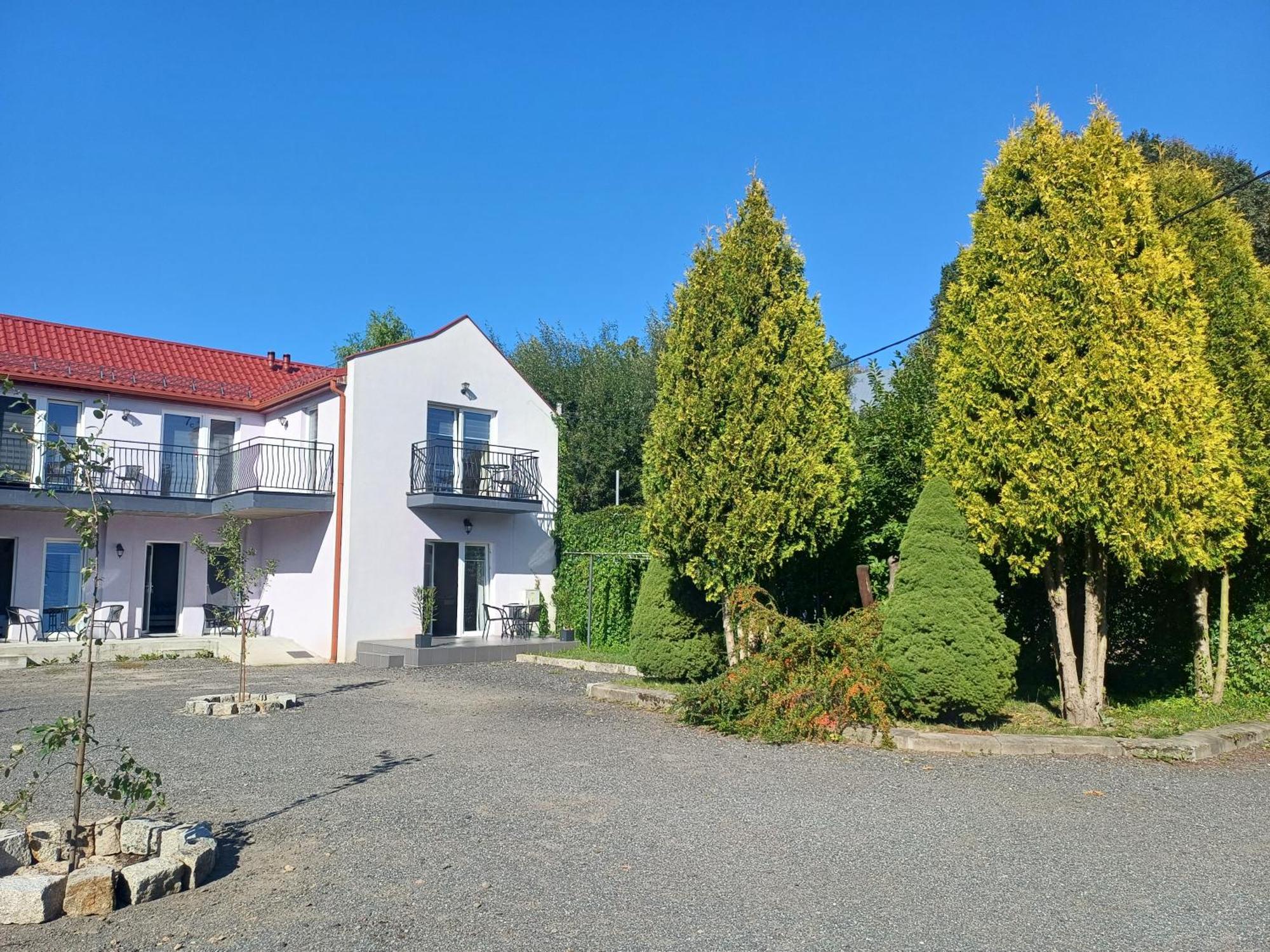 Gosciniec Solan Hotel Jeleniow Екстериор снимка