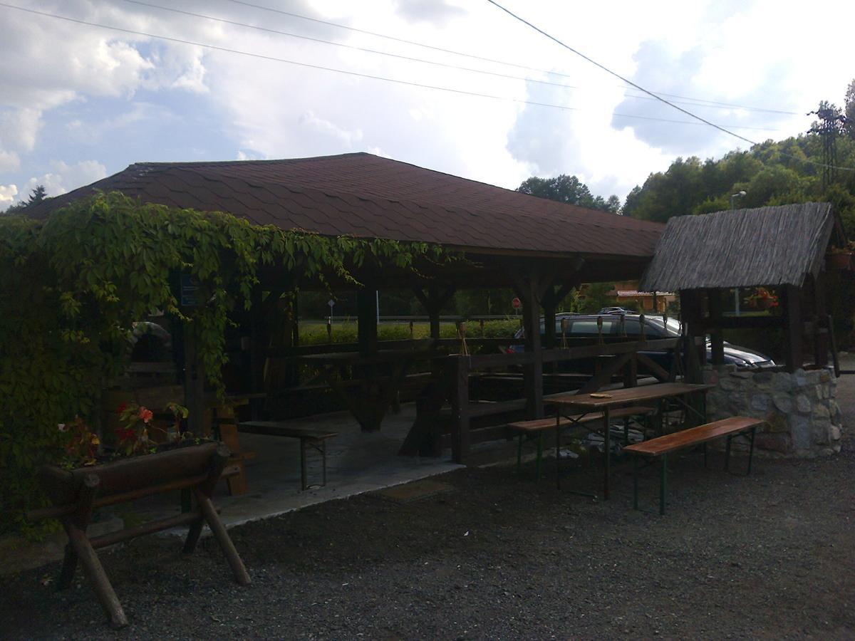 Gosciniec Solan Hotel Jeleniow Екстериор снимка